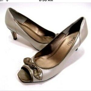 VANELI - ‘Maed’ Leather Peep Toe Bow Heels  - Sand